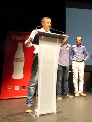 Manel Gimeno, director del IES La Nucía y Gaudint Teatre antes de recibir un premio del grupo de teatro del IES La Nucía