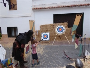 Tiro con arco para niños es otra actividad del Mercado Medieval