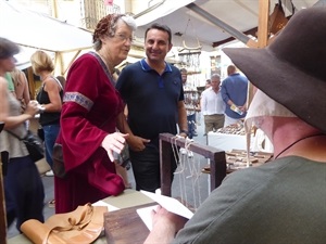 Elvira Geurts, AMATA dtra. Mercado Medieval y Bernabé Cano, visitando los puestos de artesanía