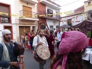 Las calles de La Nucía se trasladan al medievo con música y animación