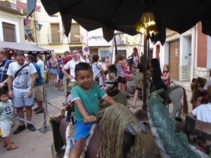 Carrusel infantil manual del Mercado Medieval