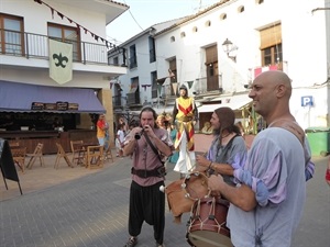 Grupos de música recorren el Mercado Medieval durante los tres días