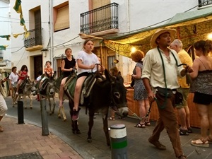 Paseos en burro en el XV Mercado Medieval de La Nucía