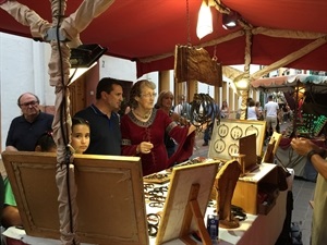 Elvira Geurts, AMATA, y Bernabé Cano, alcalde de La Nucía, visitando el Mercado Medieval
