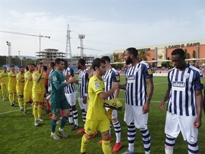 Saludos entre ambos equipos en este partido amistoso internacional de fútbol