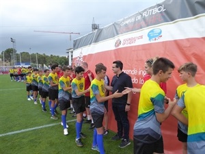 Pepe Cano, concejal de La Nucía, saludando a los alumnos del Campus del Sunderland