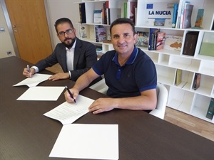 En la firma del convenio han participado Juan Vicente Ibáñez Mora, Gerente Ferrovial Servicios Alicante y Murcia y Bernabé Cano, alcalde de La Nucía