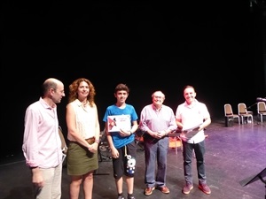 Uno de los alumnos junto a Nuria García, CEFIRE Alicante, Román Rodríguez, dtor. del Curso, Francesc Sempere, dtor. Auditori y  Pedro Lloret, concejal de Seu Universitària de La Nucía