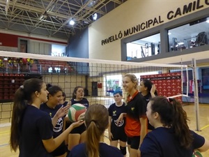 La jugadora María Schlegel explicando a la alumnas del Campus