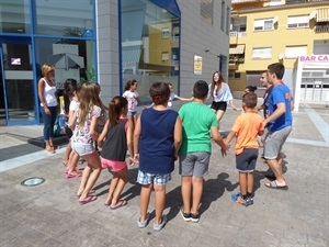 Niños y niñas del campus y sus monitores junto a Mª Jesús Jumilla, concejala de Juventud de La Nucía