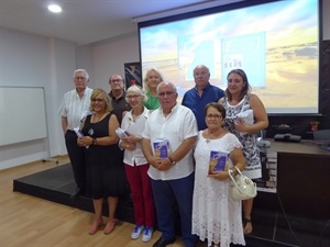 Los seis autores del libro "Relatos y Poemas II" junto al profesor Manuel Sánchez y los concejales Pedro Lloret y Beatriz Pérez-Hickman
