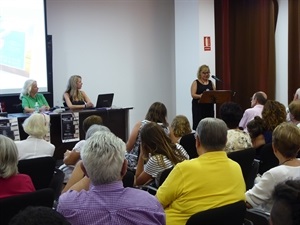 Ana Solbes leyó sus poesía en la presentación