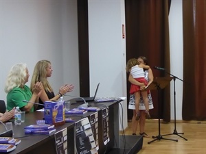 Magda Llopis se fundió en un abrazo con su hija Nuria, al finalizar el acto