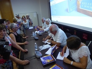 La mayoría de los asistentes adquirió el libro para que fuera firmado por los autores