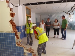 Mónica Sánchez, AMPA Sant Rafael, Mª José Jordán, AMPA Muixara, Sergio Villalba, concejal de Educación y Bernabé Cano, alcalde de La Nucía visitando las obras