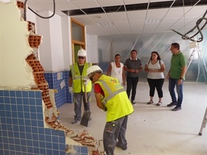 Mónica Sánchez, AMPA Sant Rafael, Mª José Jordán, AMPA Muixara, Sergio Villalba, concejal de Educación y Bernabé Cano, alcalde de La Nucía visitando las obras