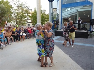 Los mayores disfrutaron de una tarde con baile y música en directo