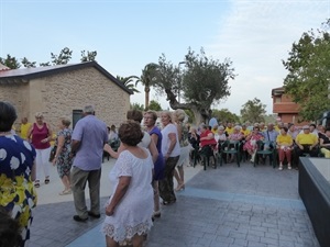Más de 120 mayores de La Nucia participaron ayer en la Fiesta de Verano de La Casilla