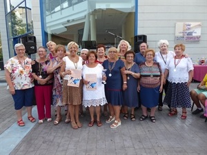 Ganadoras y participantes del Campeonato de Rummy recibiendo sus trofeos y medallas