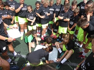 En este Campus de fútbol mixto participan 45 deportistas