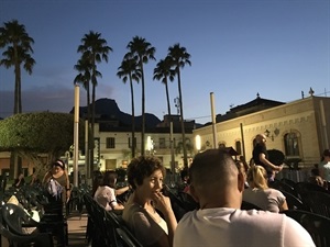 La plaça dels Músics acogió esta proyección de cine al aire libre