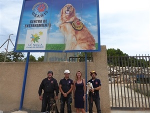 Jose Antonio Solano, David Cabrera y Javier Luque con dos de los perros que han participado en las jornadas de formación y Jessica Gommans
