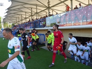 Los dos equipos saltando al césped del Camilo Cano