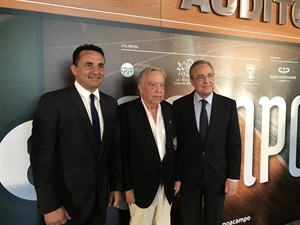 El homenajeado Pedro Ferrándiz junto a Florentino Pérez, presidente del Real Madrid y Bernabé Cano, alcalde de La Nucía