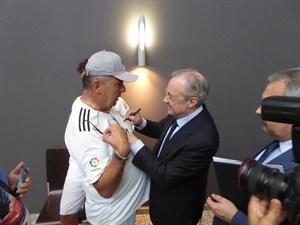 Florentino firmó autógrafos y camisetas en su visita a La Nucía