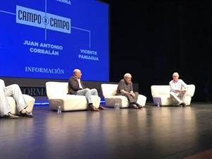 El coloquio contó con la presencia de los ex jugadores merengues Emiliano, Paniagua y Corbalán, junto al periodista "Vicente Salaner"