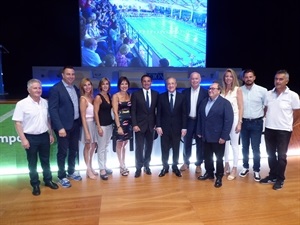 Florentino Pérez junto a Bernabé Cano, alcalde de La Nucía, Vicent Martines, director de la Seu Univ. y varios concejales