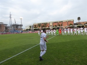 Los jugadores del CF La Nucia saltarón al campo en la presentación en el Camilo Cano