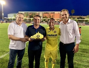 Fernando Roig, pte. Villarreal CF, Santi Cazorla, jugador del Villarreal, Raúl Gómez, pte. CF La Nucia y Bernabé Cano, alcalde de La Nucia al finalizar el partido