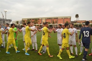 Los jugadores del Villarreal y del CF La Nucia se saludan antes de iniciar el partido