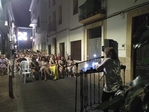 El XX Encontre de Poesía al Carrer se citó anoche con la literatura en el carrer Major