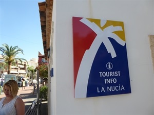 La nueva rotulación se ha instalado en la parte exterior de la Tourist Info de La Nucía