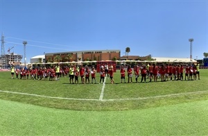 Los 116 participantes en el Campus del CF La Nucia esta mañana tras recoger los diplomas