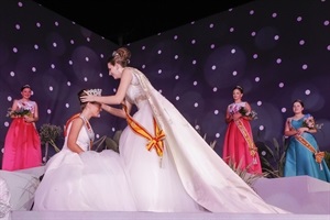 Foto Manolo Berenguer. Jero Arranz coronando a Mari Fernández como reina de las fiestas 2019