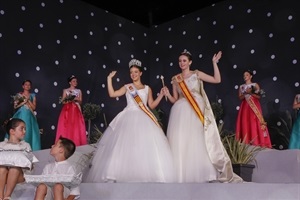 Foto Manolo Berenguer. La nueva reina Mari Fernández Jumilla saludando tras su coronación junto a Jero Arranz, reina 2018