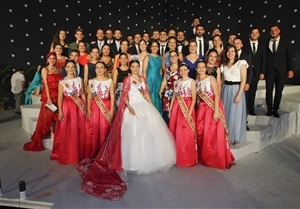 Foto Manolo Berenguer. Reina y corte de honor 2019 junto als Majorals 2019-Comissió La Traca