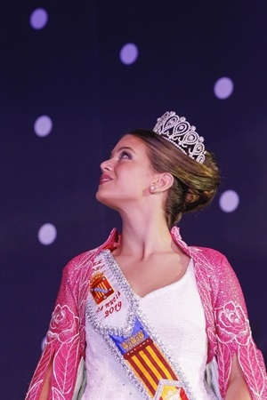 Foto Manolo Berenguer. La nueva reina Mari Fernández Jumilla observando los fuegos artificiales