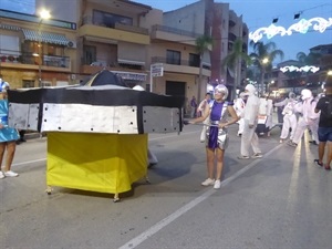 La Cabalgata de Disfraces de les Festes d´Agost discurre por las principales calles del casco urbano