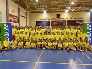 Imagen de familia de los jugadores y entrenadores del Campus de Bádminton junto a Sergio Villalba, concejal de Deportes de La Nucia