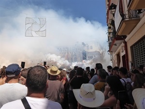 Festeros, vecinos y visitantes disfrutando de la mascletá