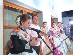 Mari Fernández Jumilla, reina de les Festes d´Agost 2019 en el pregón con sus damas de honor y Bernabé Cano, alcalde de La Nucia