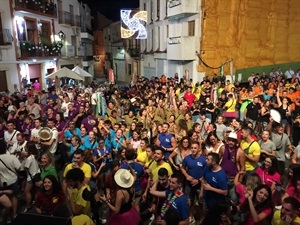 Los festeros y festeras han vivido con alegría la primera jornada festera