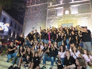 Cada una de las 40 penyas han posado en una foto en las escalinatas