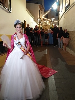 Mari Fernández Jumilla, reina 2019, luciendo su traje de reina en la procesión
