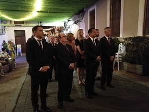 Concejales de la corporación municipal junto a Jose Miguel Llorens, pte. Comissió La Traca-Majorals 2019 y Bernabé Cano, alcalde de La Nucia