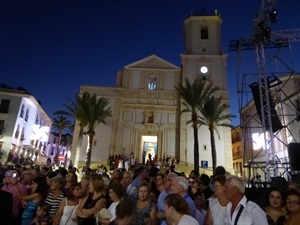 Centenares de personas se han dado cita en la plaça Major